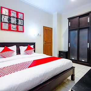 Oyo 1650 Griya Joglo Residence